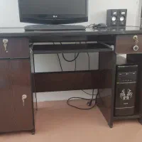 میز کامپیوتر تمیز کم کار