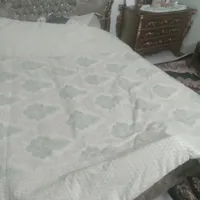 ساتن، دو عدد رو بالشی و سه عدد کوسن