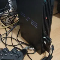 یک دستگاه پلی استیشن دو با دو دسته مموری و فلش