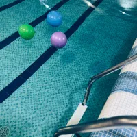 آموزش شنا با قیمت مناسب ویژه بانوان و کودکان