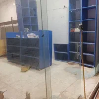 قفسه ویترین مغازه و مقداری لوازم بدنه پیکان فروشی
