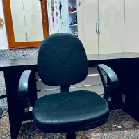 یک عدد میز اداری با صندلی بدون کشو