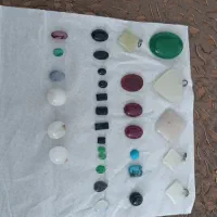 یه تعداد سنگ انگشتری و گردنی
