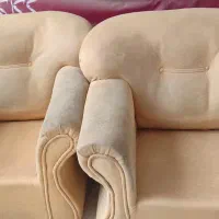 دوعدد کاناپه واسه عدد میز عسلی شیشه‌ای