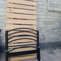 یک تخت خواب فلزی تک نفره