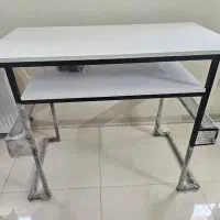 میز تحریر و ناخن