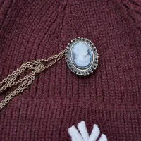 مدال آویز ساعت گردنی وکلاه بافت