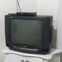 تلویزیون سامسونگ و یک دستگاه گیرنده دیجیتال