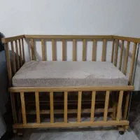 تخت کنار مادر