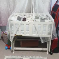 تخت کنار مادر و صندلی غذا کودگ