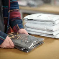 بسته بندی و برشکار پوشاک و نمونه دوز