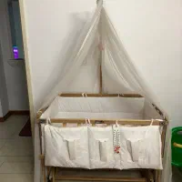 گهواره و تخت کنار مادر.چوبی