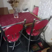 میزغذا خوری فلزی بسیار تمیز