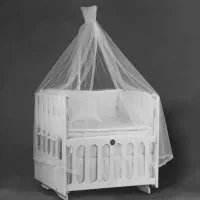 تخت نوزاد کنار مادر