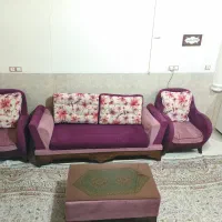 یک دست مبل ۵ نفره راحتی به همراه میز جلو تمیز