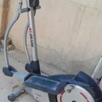 دوچرخه ثابت و دستگاه داخل پا