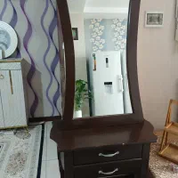 میز و ایینه کنار سالن