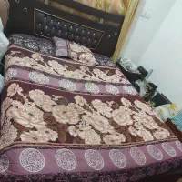 تخت خواب دونفره به همراه میز و آینه و پاتختی