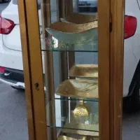 ویترین با وسایل داخلش