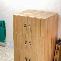 کمد چوبی جادار ، دارای ۶ درب و قفل‌ و کلید مجزا