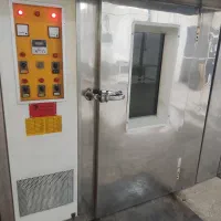 نیروی کار آقا برای کار در کارگاه شیرینی پزی