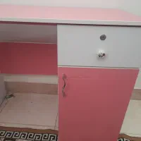 تخت دونفره ویک نفره ومیز تحریروتعدادی وسایل خانه