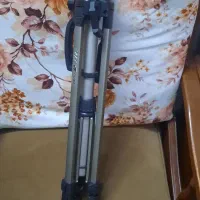 سه پایه دوربین با کیفش