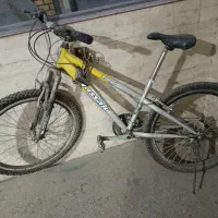 دوچرخه سواری نوجوان