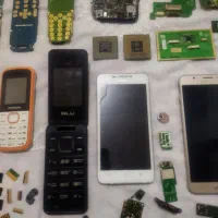 تعدادی برد موبایل وبردهایی الکترونیکی برای استخراج