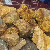 سنگهای زیبا با درخشش زیبا حالت اکلیلی