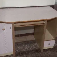 میز تحریر و کامپیوتر