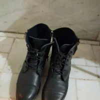 یک جفت بوت چرم مشکی ویه عدد کت مجلسی