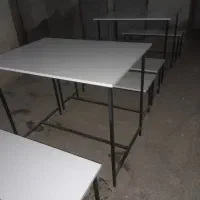 دوعدد میز و چهارتا نیمکت دو نفره و یک میز بزرگ نو