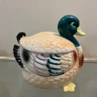 شکلات خوری و مجسمه زیبا