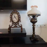 آباژور و ساعت رومیزی