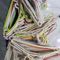 تعدادی چوب لباسی و رگال دیواری و مانکن نیم تنه