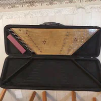 سنتور با مهر زارعی همراه میز
