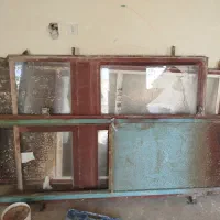 تعدادی درب و پنجره آهنی و چوبی