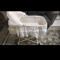 گهواره و تخت کنار مادر