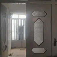 چند لنگه درب چوبی با قفل