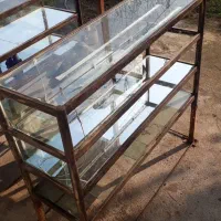 ویترین شیشه ای دور آهنی