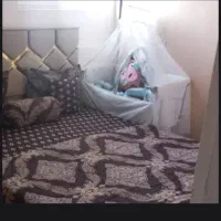 تخت کنار مادر گهواره شو
