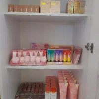 فروش تعدادی لوازم آرایشی به دلیل جمع کردن مغازه