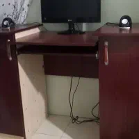 یک عدد کامپیوتر با میز و صندلی