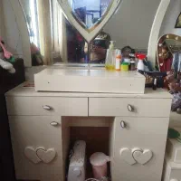 یک  عدد آینه  آرایشی