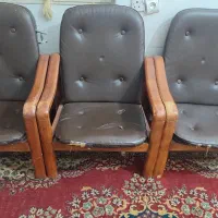 سه عدد صندلی و درب دوتکه هال