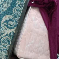 تخت یک نفره سالم با تشک و همه وسایلاش