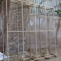 یک قفسه آهنی و یک میز