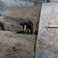 تخریب و کنده کاری شفته ریزی. بنا. بنایی