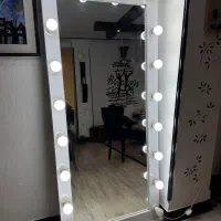 آیینه قدی لامپ دار در حد نو